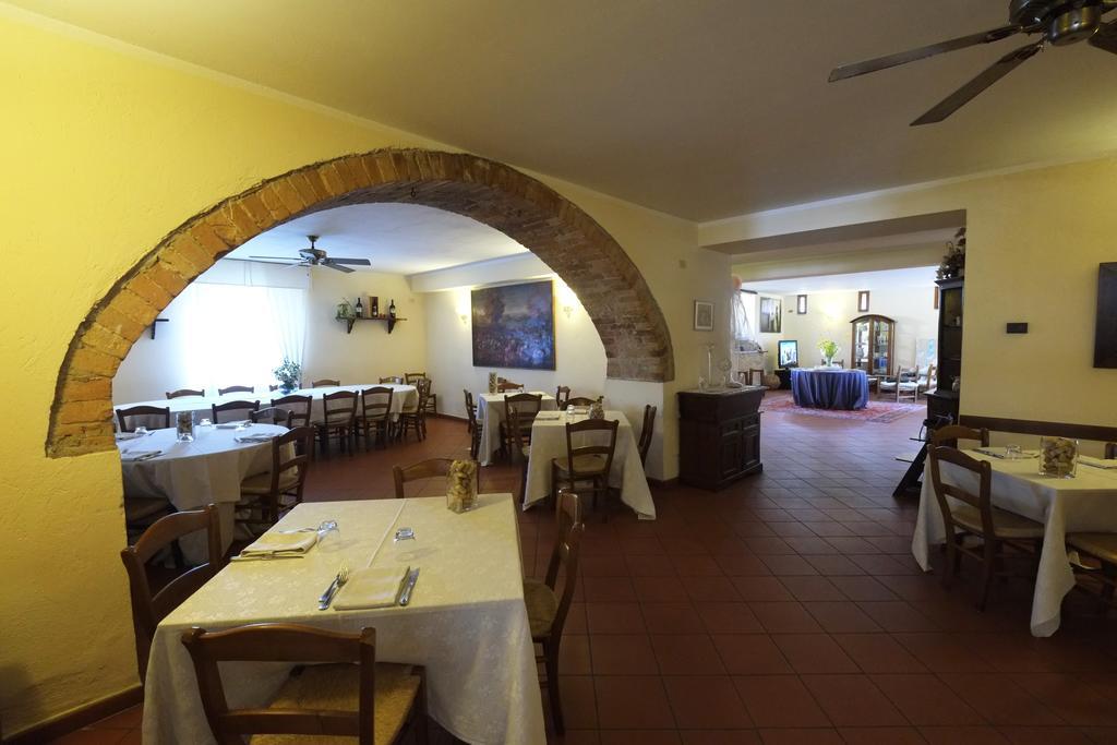 La Penisola Hotel Baschi Exterior photo