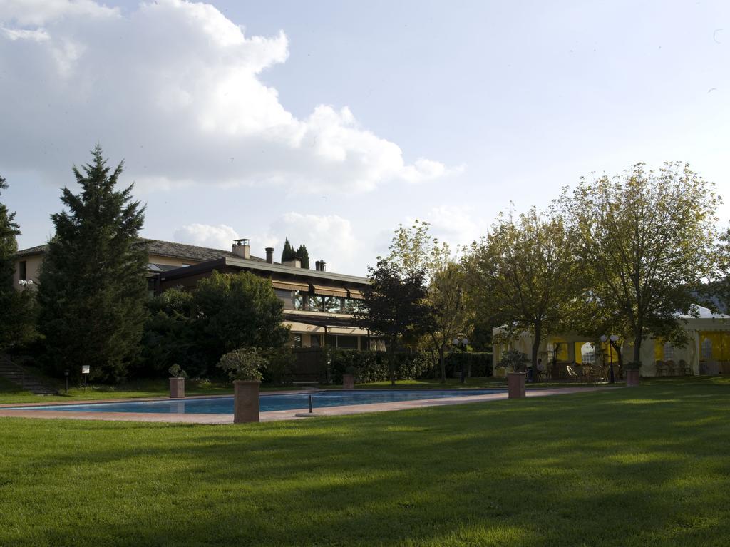 La Penisola Hotel Baschi Exterior photo