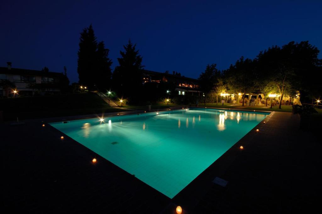 La Penisola Hotel Baschi Exterior photo