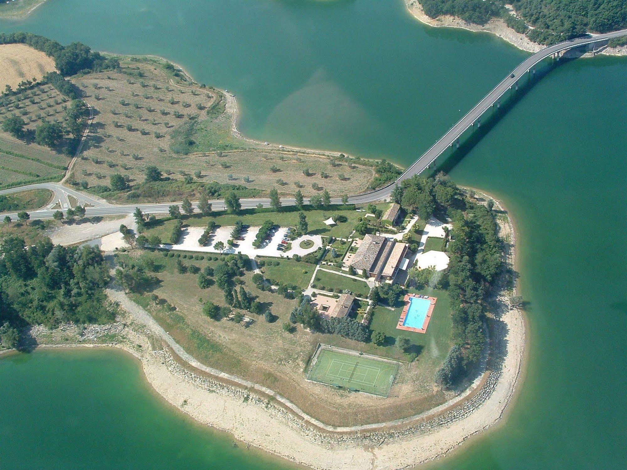 La Penisola Hotel Baschi Exterior photo