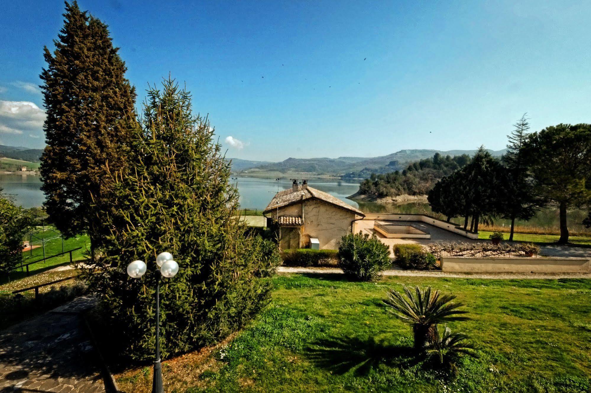 La Penisola Hotel Baschi Exterior photo